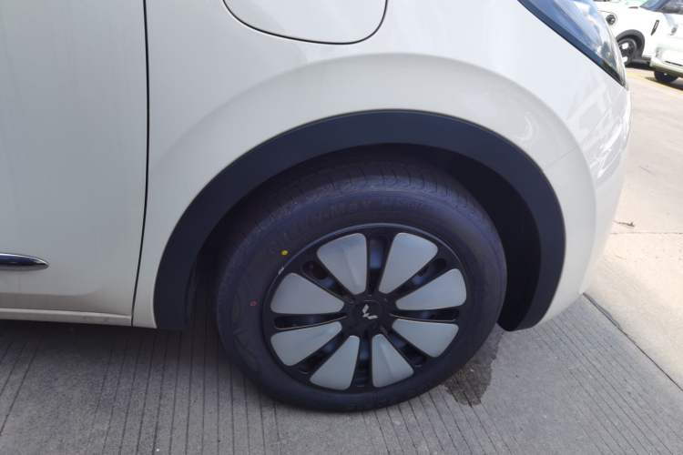 Used Wuling Bingo 2025 333 km Lingxi Connected Version Right Rear Wheel Hub