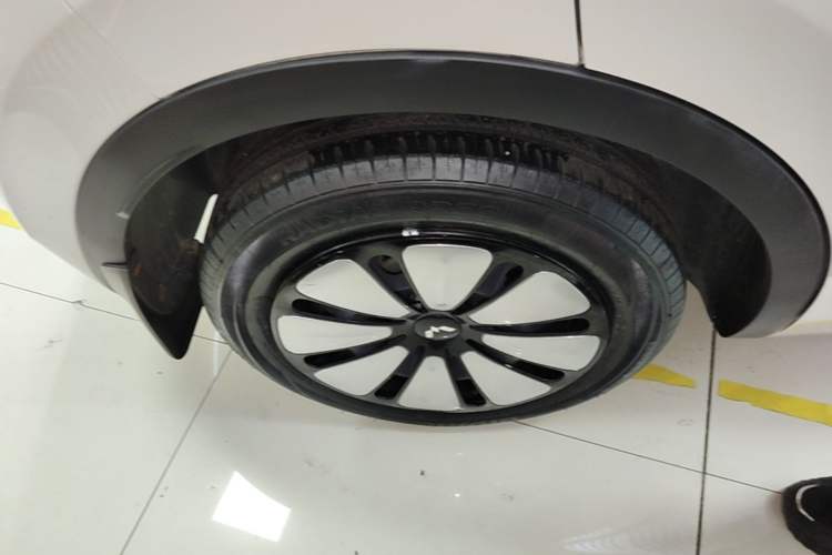 Used Wuling Bingo 2025 333 km Lingxi Connected Version Right Rear Wheel Hub