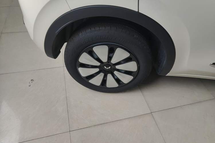 Used Wuling Bingo 2025 333 km Lingxi Deluxe Edition Right Rear Wheel Hub