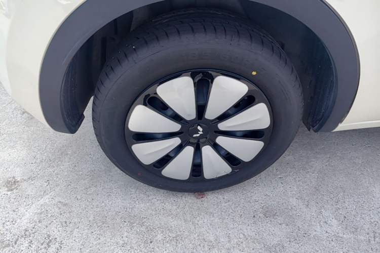 Used Wuling Bingo 2025 333 km Lingxi Deluxe Edition Right Rear Wheel Hub