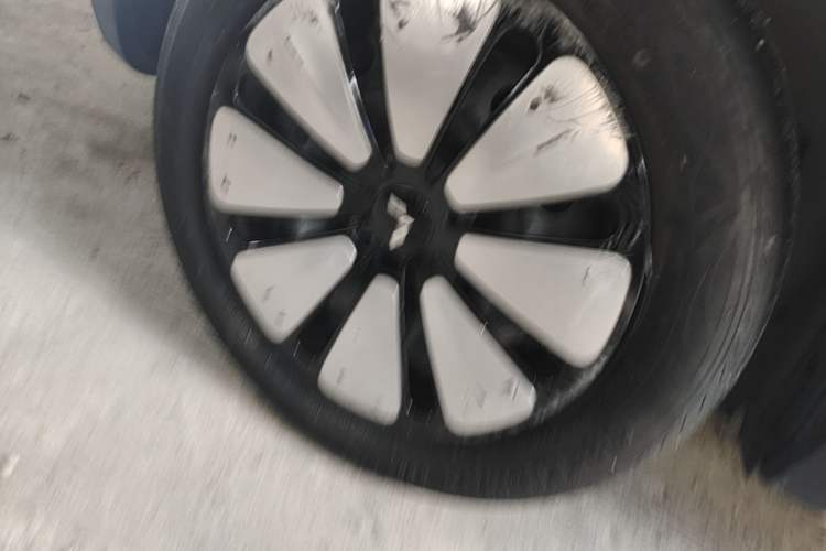 Used Wuling Bingo 2025 410 km Lingxi Deluxe Edition Right Rear Wheel Hub