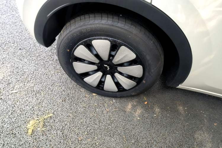 Used Wuling Bingo 2025 333 km Lingxi Connected Version Right Rear Wheel Hub