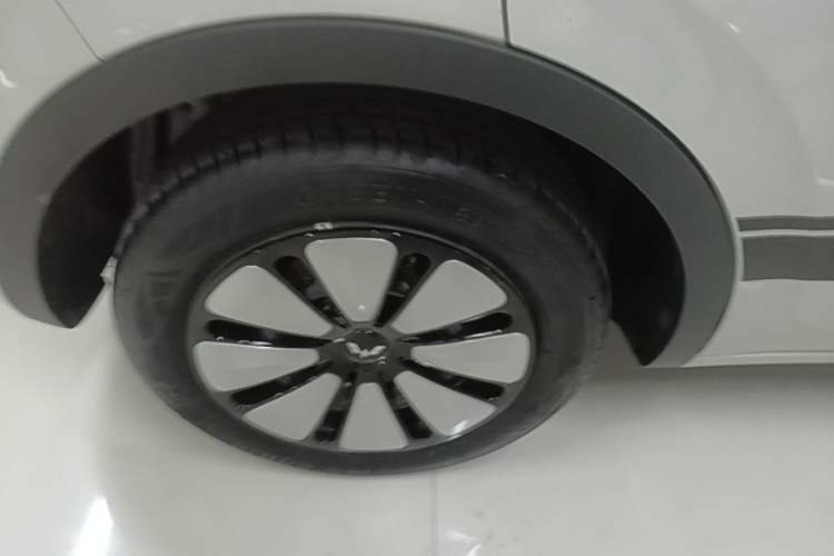 Used Wuling Bingo 2025 333 km Lingxi Connected Version Right Rear Wheel Hub
