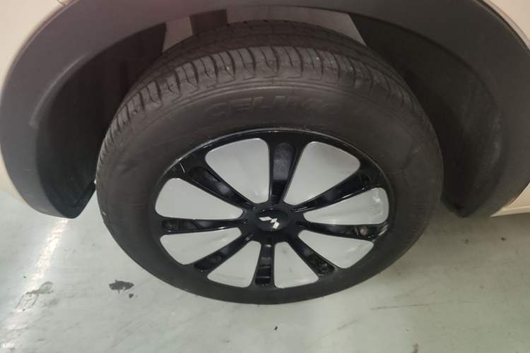 Used Wuling Bingo 2025 410 km Lingxi Deluxe Edition Right Rear Wheel Hub