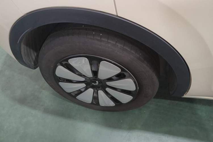 Used Wuling Bingo 2025 410 km Lingxi Deluxe Edition Right Rear Wheel Hub
