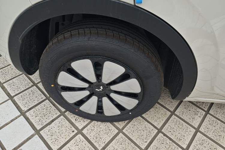 Used Wuling Bingo 2025 333 km Lingxi Connected Version Right Rear Wheel Hub