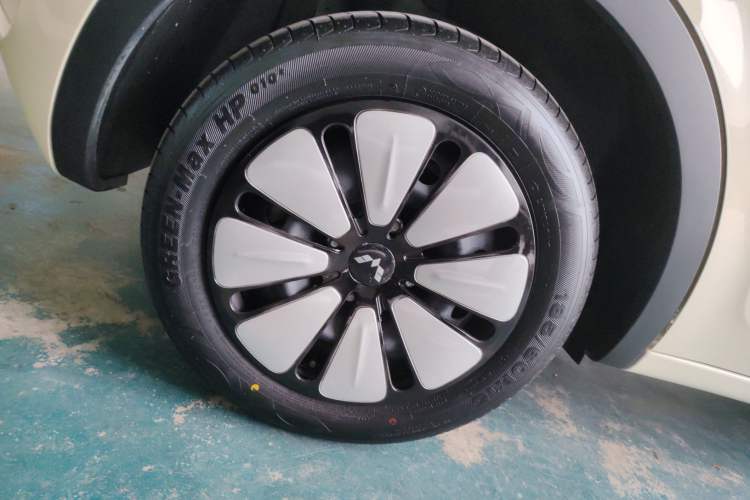 Used Wuling Bingo 2025 333 km Lingxi Connected Version Right Rear Wheel Hub