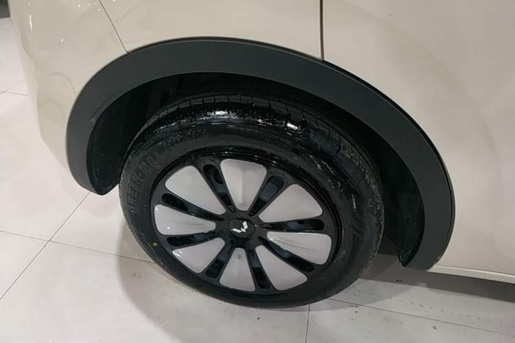 Used Wuling Bingo 2025 333 km Lingxi Connected Version Right Rear Wheel Hub