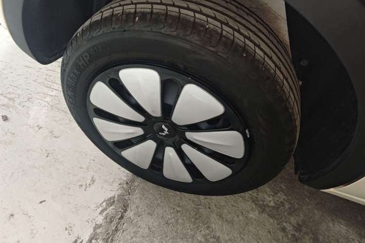 Used Wuling Bingo 2025 333 km Lingxi Connected Version Right Rear Wheel Hub