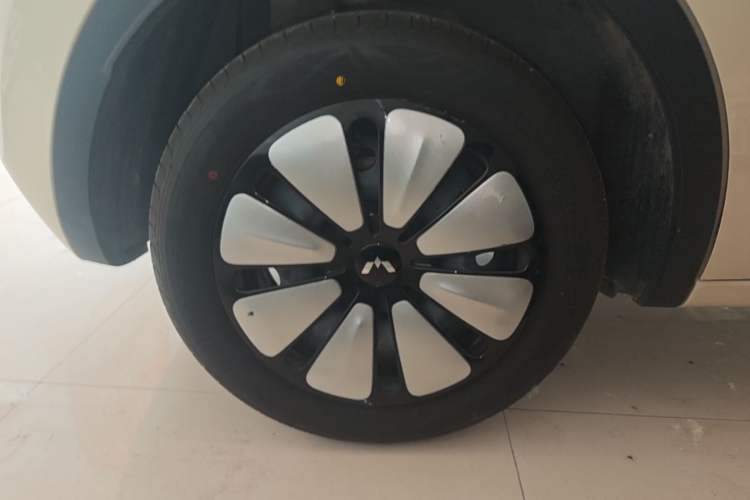 Used Wuling Bingo 2025 410 km Lingxi Deluxe Edition Right Rear Wheel Hub