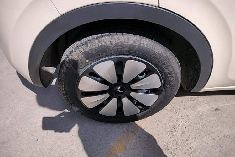 Used Wuling Bingo 2025 333 km Lingxi Deluxe Edition Right Rear Wheel Hub