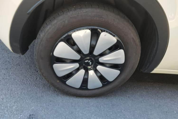 Used Wuling Bingo 2025 333 km Lingxi Connected Version Right Rear Wheel Hub