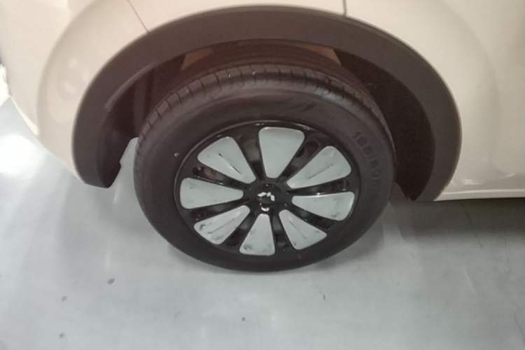 Used Wuling Bingo 2025 410 km Lingxi Deluxe Edition Right Rear Wheel Hub