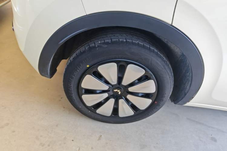 Used Wuling Bingo 2025 333 km Lingxi Connected Version Right Rear Wheel Hub