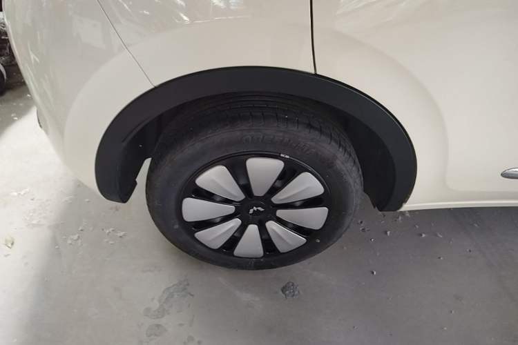 Used Wuling Bingo 2025 410 km Lingxi Deluxe Edition Right Rear Wheel Hub
