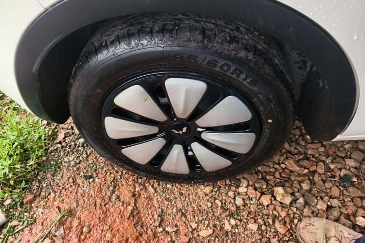 Used Wuling Bingo 2025 410 km Lingxi Deluxe Edition Right Rear Wheel Hub