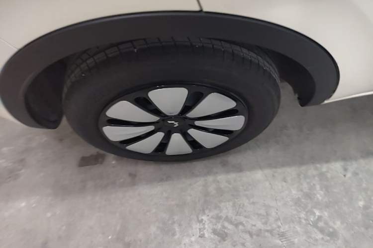 Used Wuling Bingo 2025 333 km Lingxi Connected Version Right Rear Wheel Hub