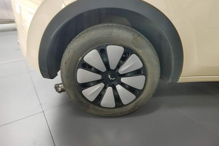 Used Wuling Bingo 2025 410 km Lingxi Deluxe Edition Right Rear Wheel Hub