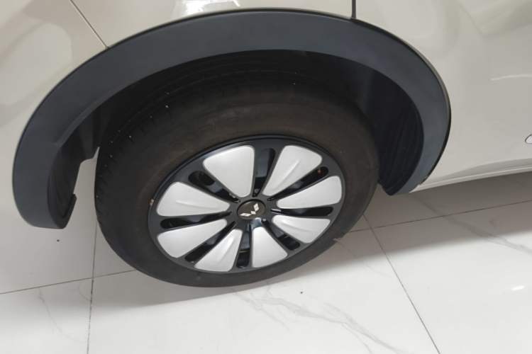 Used Wuling Bingo 2025 333 km Lingxi Connected Version Right Rear Wheel Hub