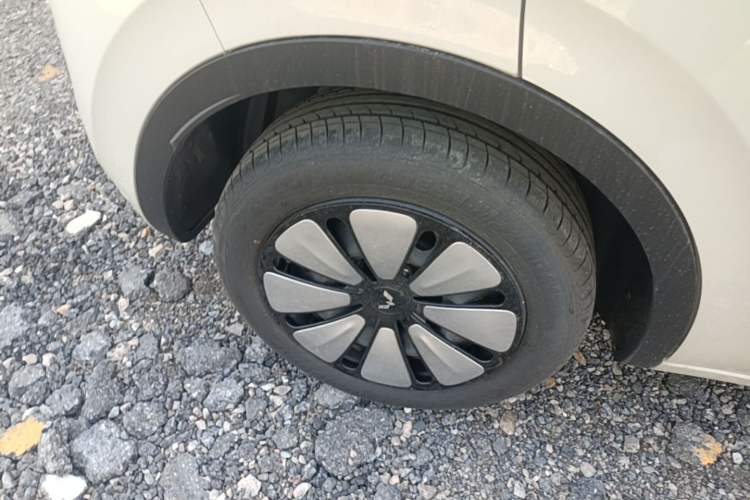 Used Wuling Bingo 2025 333 km Lingxi Connected Version Right Rear Wheel Hub