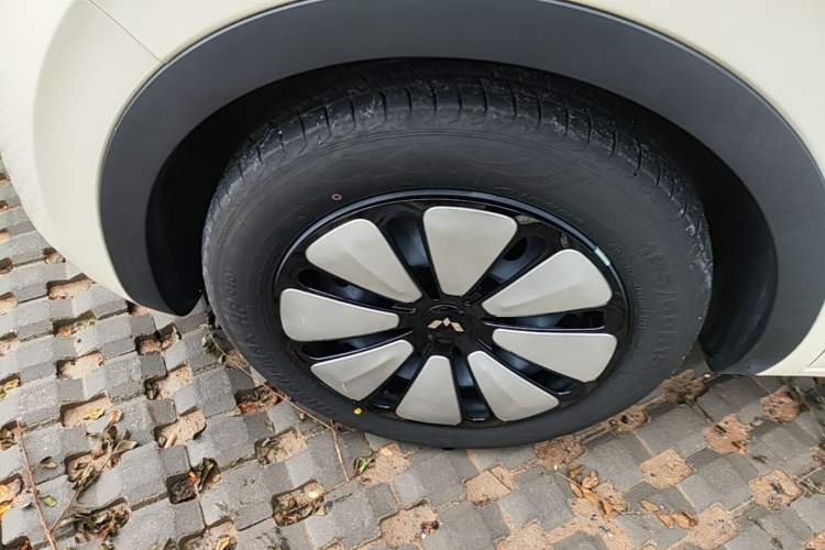 Used Wuling Bingo 2025 333 km Lingxi Connected Version Left Front Wheel Hub
