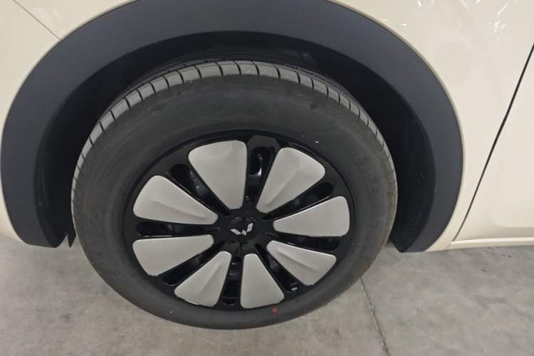 Used Wuling Bingo 2025 333 km Lingxi Deluxe Edition Left Front Wheel Hub