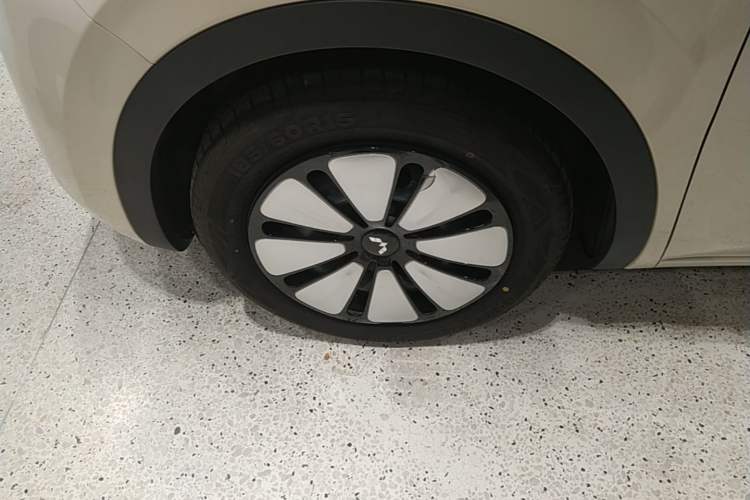 Used Wuling Bingo 2025 333 km Lingxi Connected Version Left Front Wheel Hub