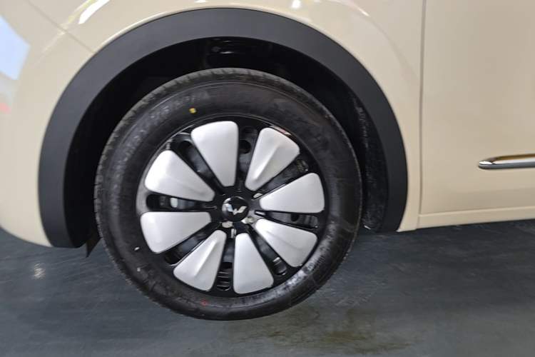Used Wuling Bingo 2025 333 km Lingxi Connected Version Left Front Wheel Hub