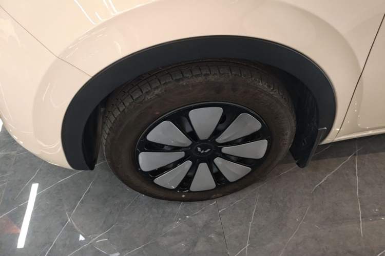 Used Wuling Bingo 2025 333 km Lingxi Connected Version Left Front Wheel Hub