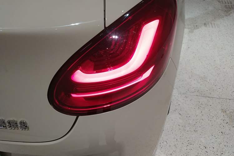 Used Wuling Bingo 2025 333 km Lingxi Connected Version Right Rear Taillight