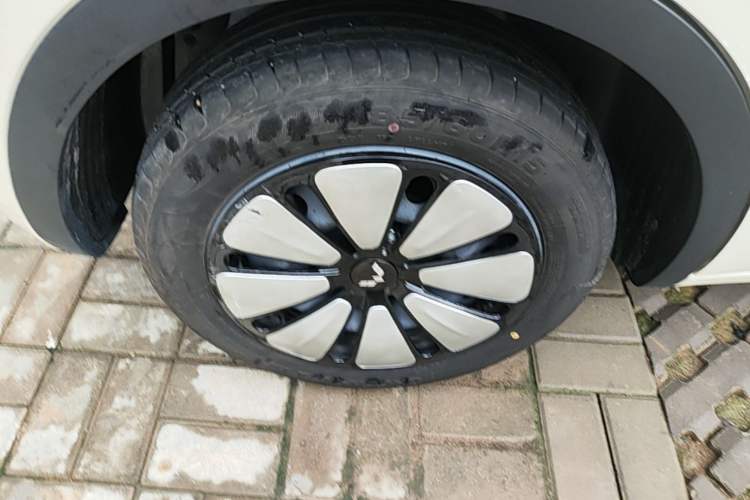 Used Wuling Bingo 2025 333 km Lingxi Connected Version Right Rear Wheel Hub