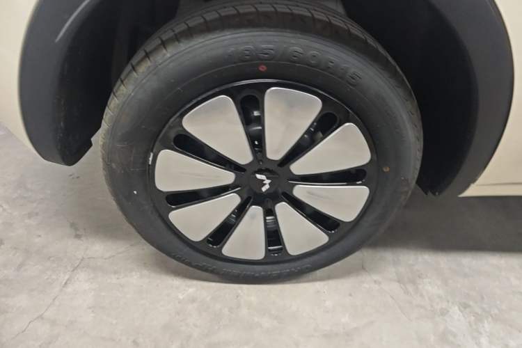 Used Wuling Bingo 2025 333 km Lingxi Deluxe Edition Right Rear Wheel Hub