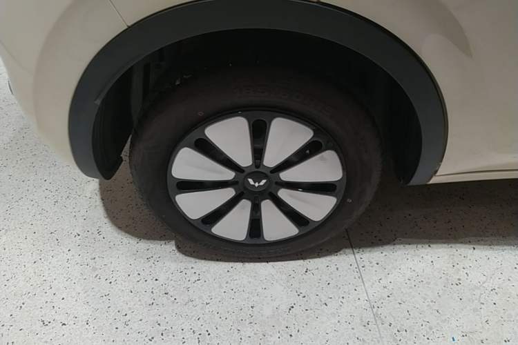 Used Wuling Bingo 2025 333 km Lingxi Connected Version Right Rear Wheel Hub