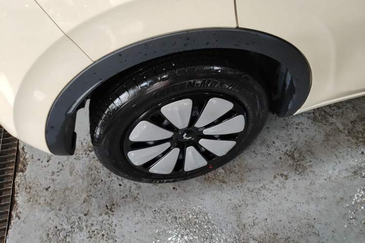 Used Wuling Bingo 2025 333 km Lingxi Deluxe Edition Right Rear Wheel Hub
