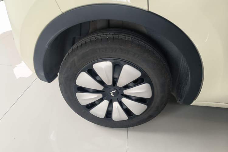 Used Wuling Bingo 2025 410 km Lingxi Deluxe Edition Right Rear Wheel Hub