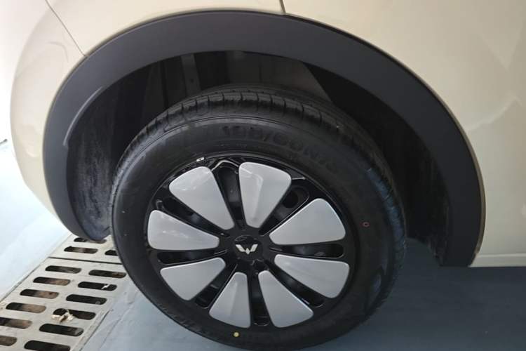 Used Wuling Bingo 2025 333 km Lingxi Connected Version Right Rear Wheel Hub