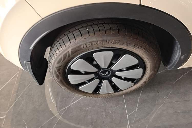 Used Wuling Bingo 2025 333 km Lingxi Connected Version Right Rear Wheel Hub