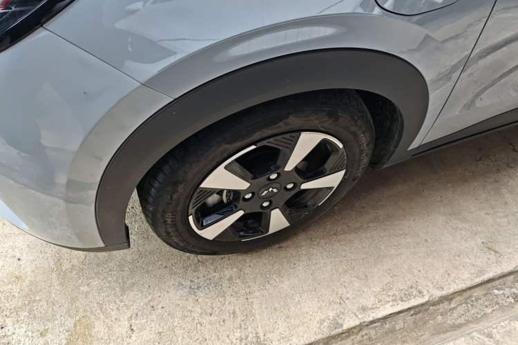 Used Wuling Bingo PLUS 2024 510 km Flagship Edition Four-Seater Version Left Front Wheel Hub