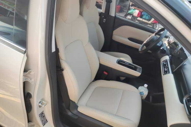 Used Wuling Bingo PLUS 2024 510 km Range 5-Seater Version Right Front Seat