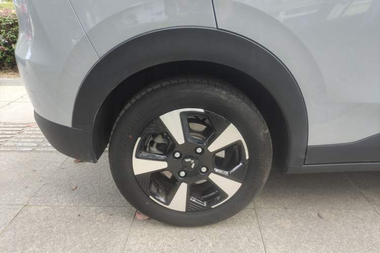 Used Wuling Bingo PLUS 2024 510 km Flagship Edition Four-Seater Version Right Rear Wheel Hub