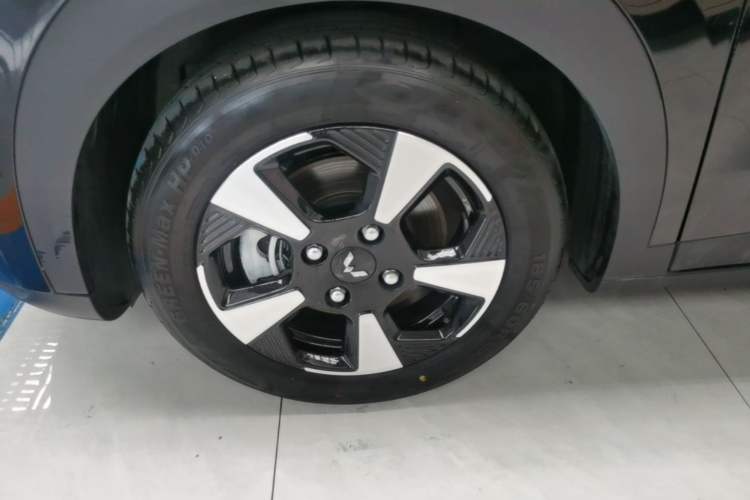Used Wuling Bingo PLUS 2024 510 km Flagship Edition Four-Seater Version Left Front Wheel Hub