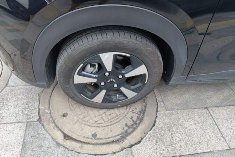Used Wuling Bingo PLUS 2024 510 km Flagship Edition Four-Seater Version Left Front Wheel Hub