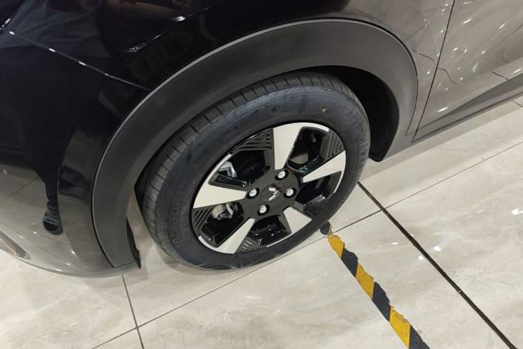 Used Wuling Bingo PLUS 2024 401 km Flagship Edition Four-Seater Version Left Front Wheel Hub