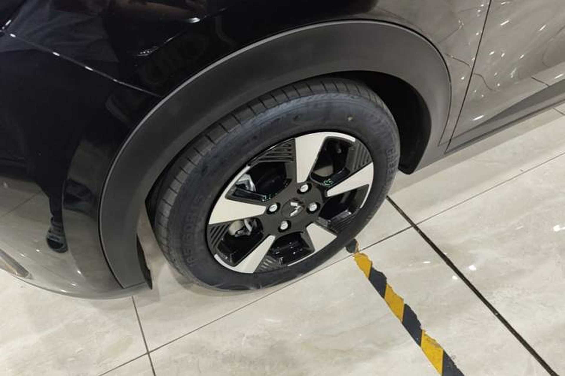 Used Wuling Bingo PLUS 2024 401 km Flagship Edition Four-Seater Version Left Front Wheel Hub