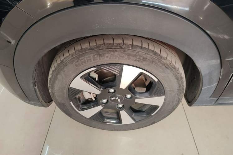 Used Wuling Bingo PLUS 2024 510 km Flagship Edition Four-Seater Version Left Front Wheel Hub
