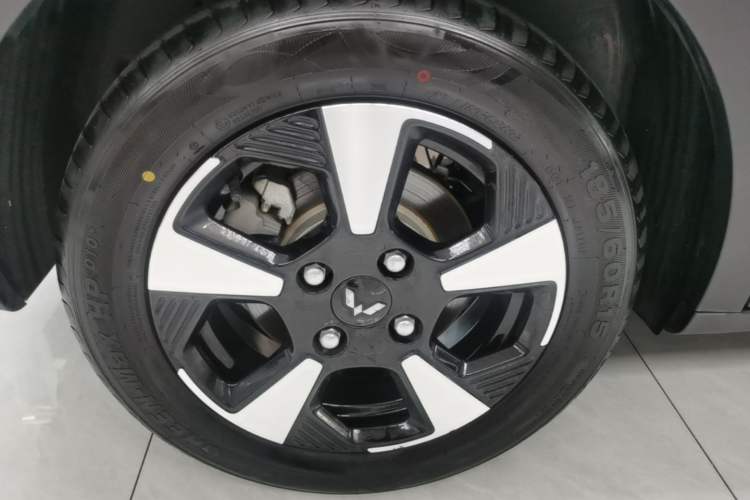 Used Wuling Bingo PLUS 2024 510 km Flagship Edition Four-Seater Version Right Rear Wheel Hub