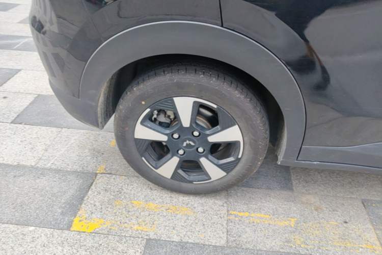 Used Wuling Bingo PLUS 2024 510 km Flagship Edition Four-Seater Version Right Rear Wheel Hub