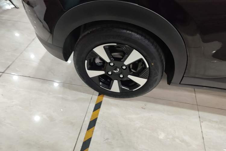 Used Wuling Bingo PLUS 2024 401 km Flagship Edition Four-Seater Version Right Rear Wheel Hub