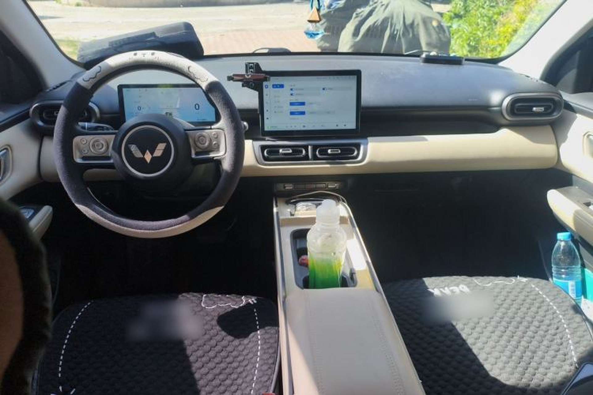 Used Wuling Bingo PLUS 2024 330 km Range Five-Seater Version Center Console