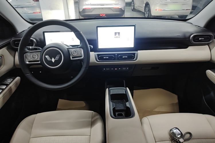 Used Wuling Bingo PLUS 2024 330 km Range Five-Seater Version Center Console